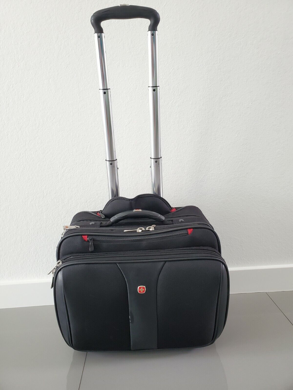 Wenger Swissgear Black Patriot WA-7953-02F00 Rolling Luggage Case 