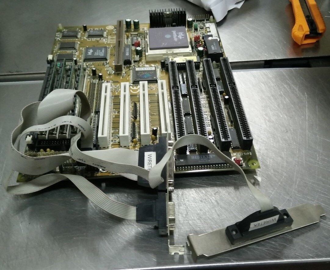 Soyo SY-5VA2 Socket 5 AT Motherboard w/P133 CPU, 64MB & Port Cables -READ Desc.