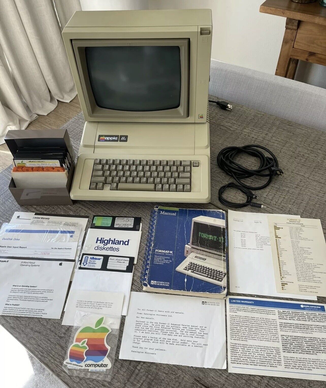 Apple IIe computer vintage apple 1983 Original Box