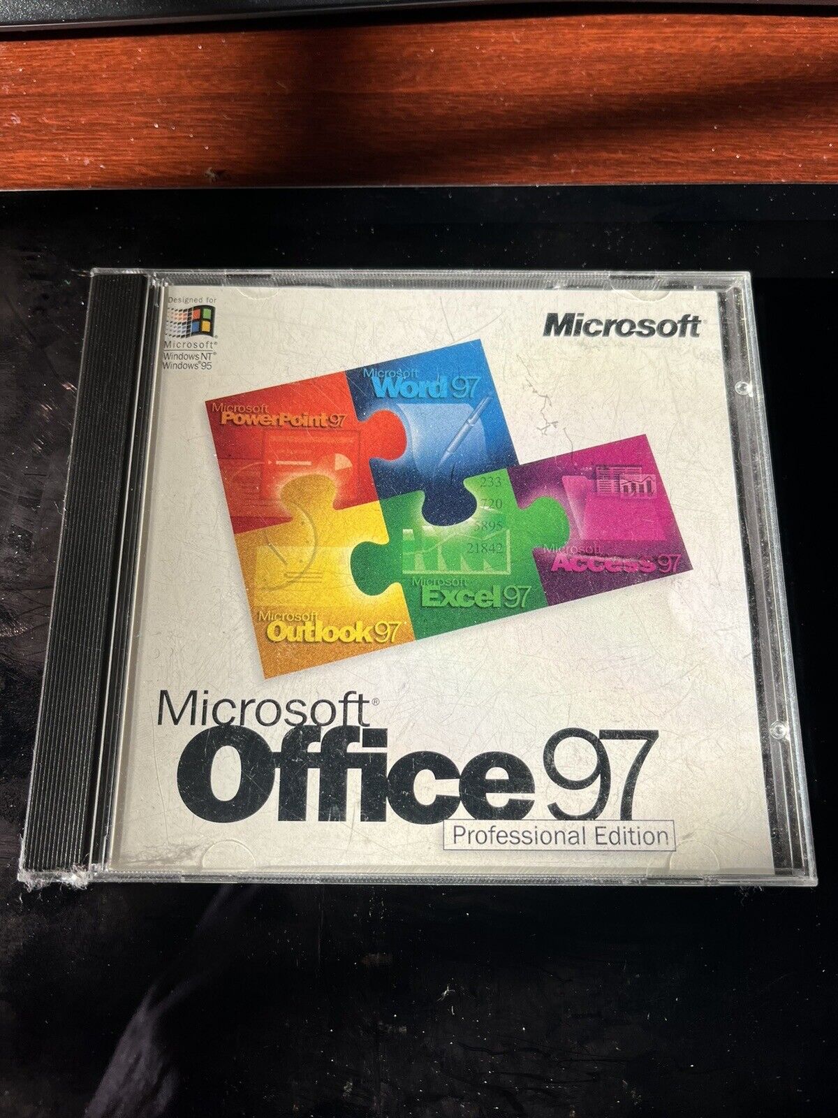 Microsoft Office 97 Professional Edition + Bookshelf (Retail) (1 User/s) - Full