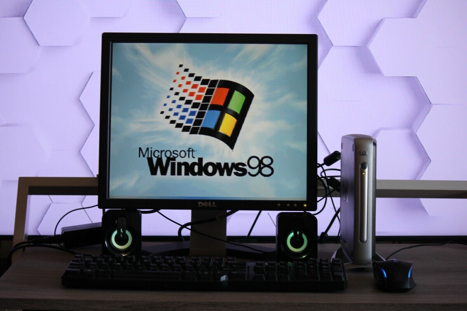 HP Windows 98 Retro Gaming PC 733Mhz CPU, 128MB RAM, 128GB SSD, USB CD/DVD Drive