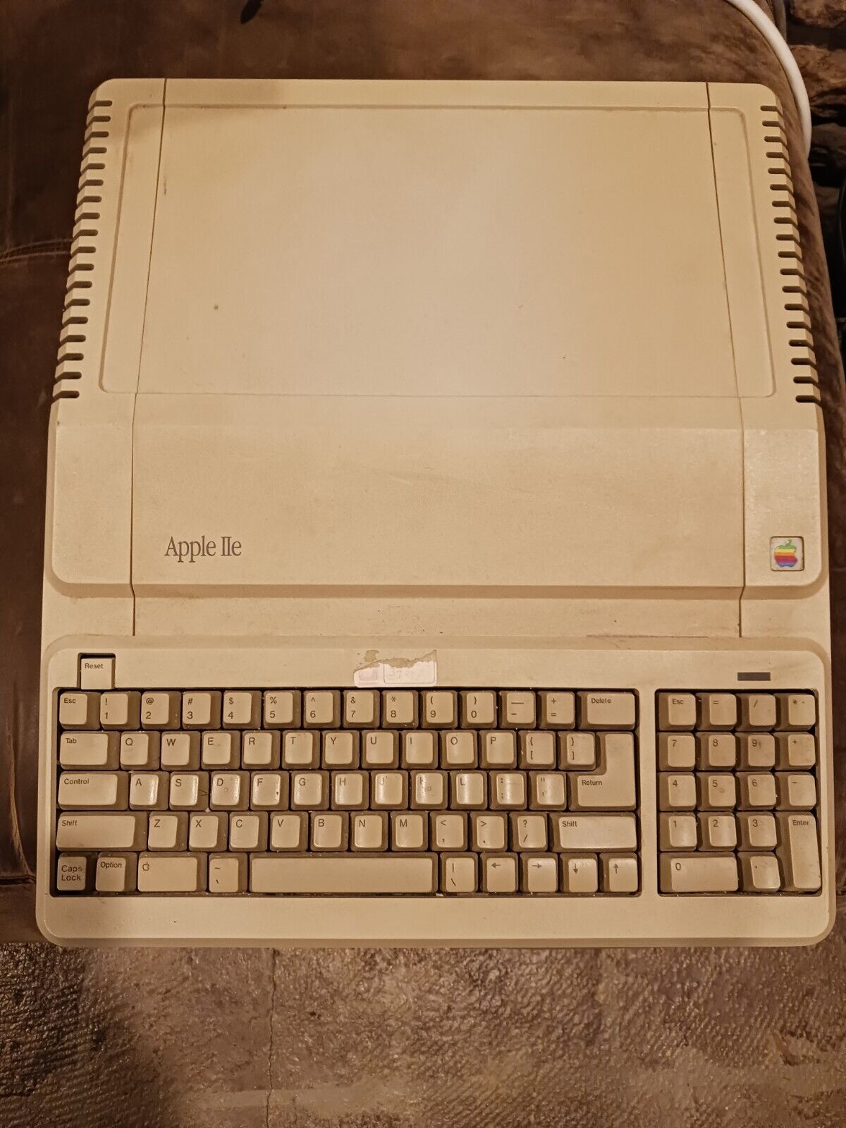 Vintage Apple IIe Platinum Computer A2S2128, 64k Memory, 5.25 Floppy I/O Card