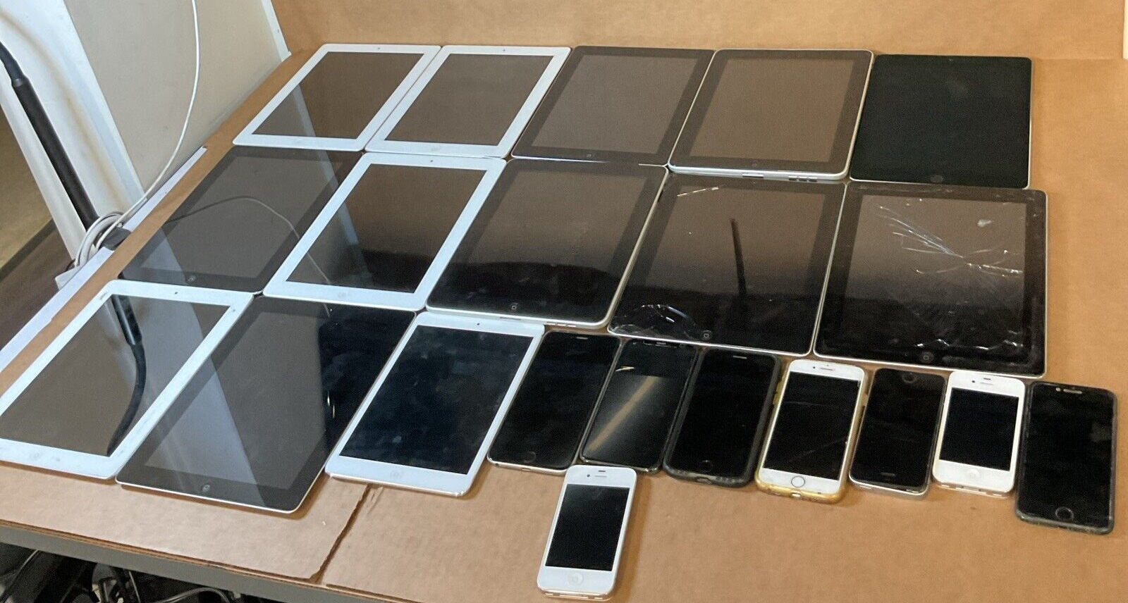 LOT OF 21 - Apple iPhones and iPads bundle - FOR PARTS
