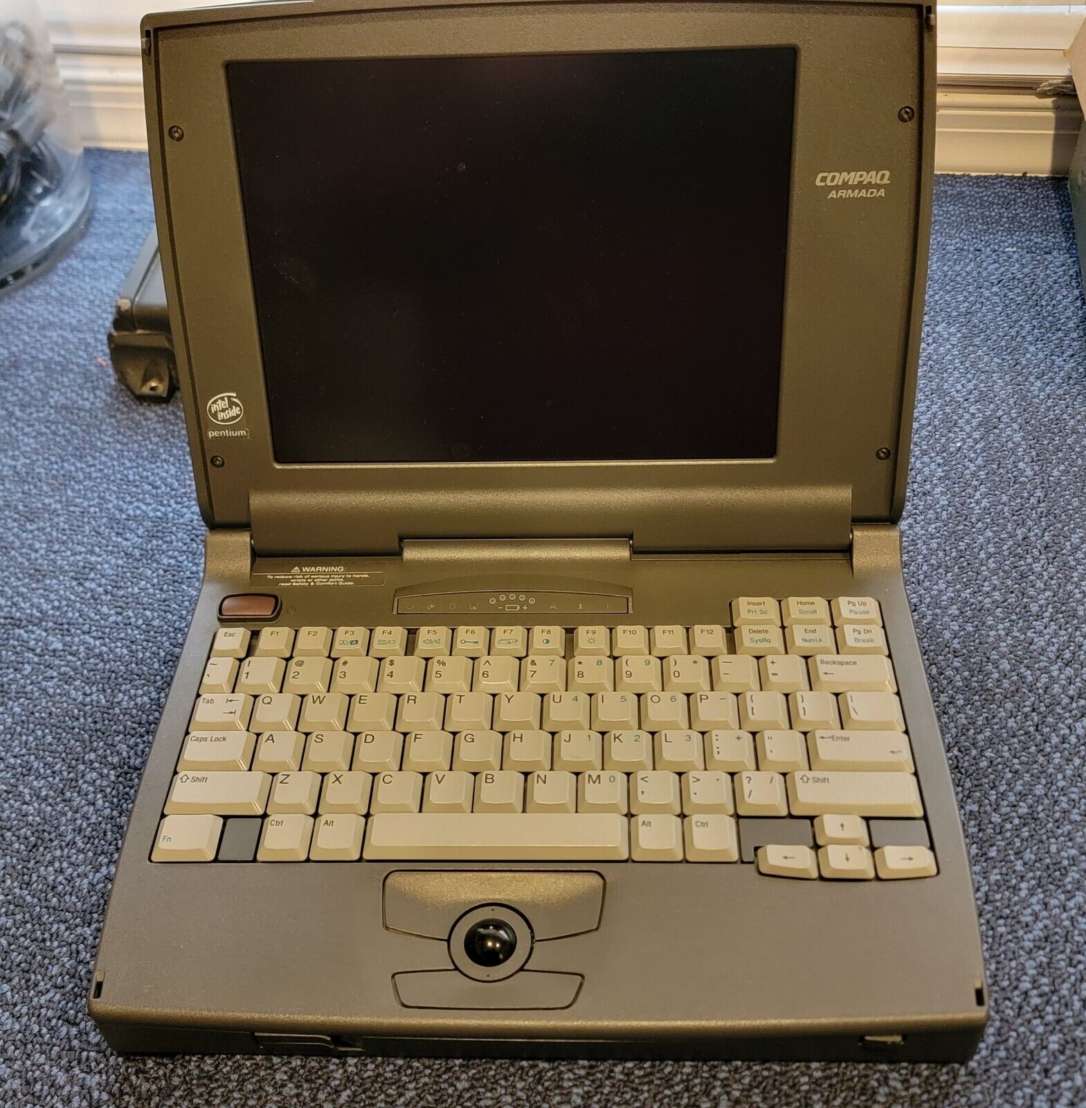 Compaq Armada 1125 Laptop 2860E Intel Pentium Vintage Computer | Powers On
