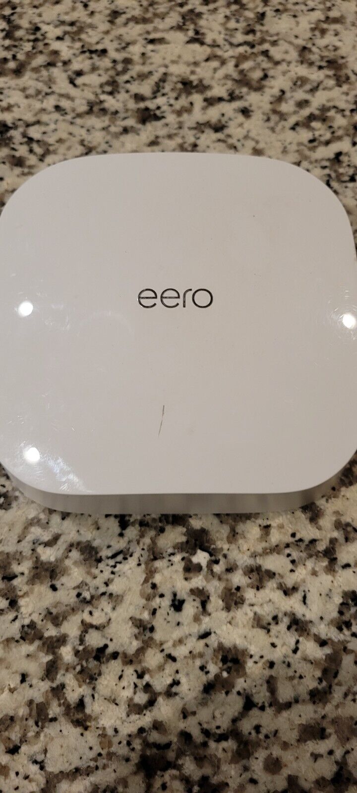eero Pro 6 1Gbps Tri-Band Mesh Router - White DOEST INCLUDE THE CHARGER.