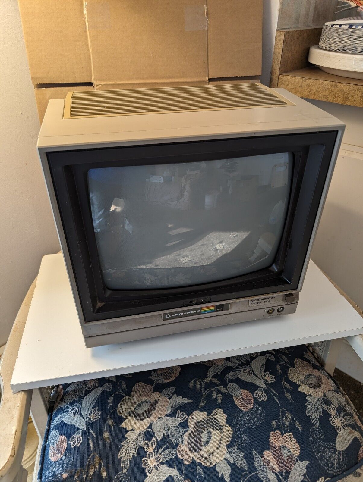 Commodore 1702 Computer Color Video Monitor CRT Tested&Fully Functional