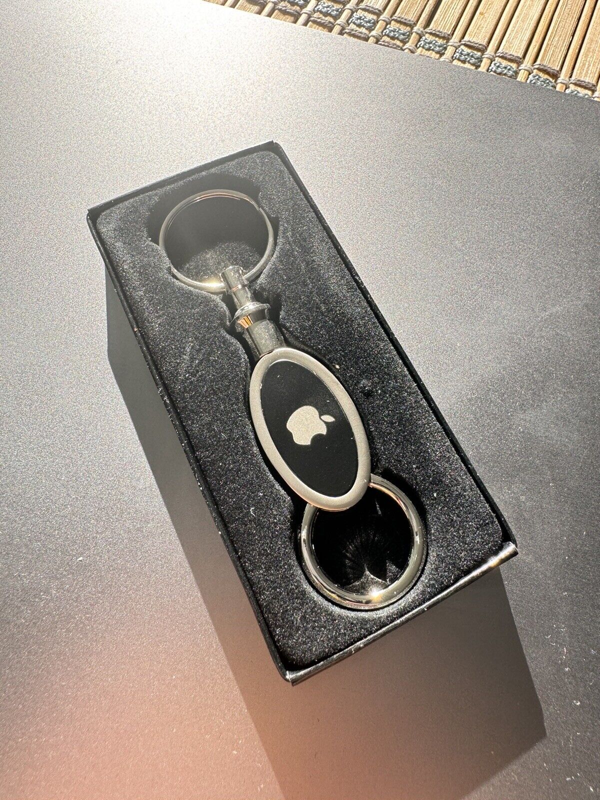 OOP APPLE COMPANY STORE HQ OVAL BLACK w/SILVER LOGO VALET 2 RINGS KEY CHAIN FOB