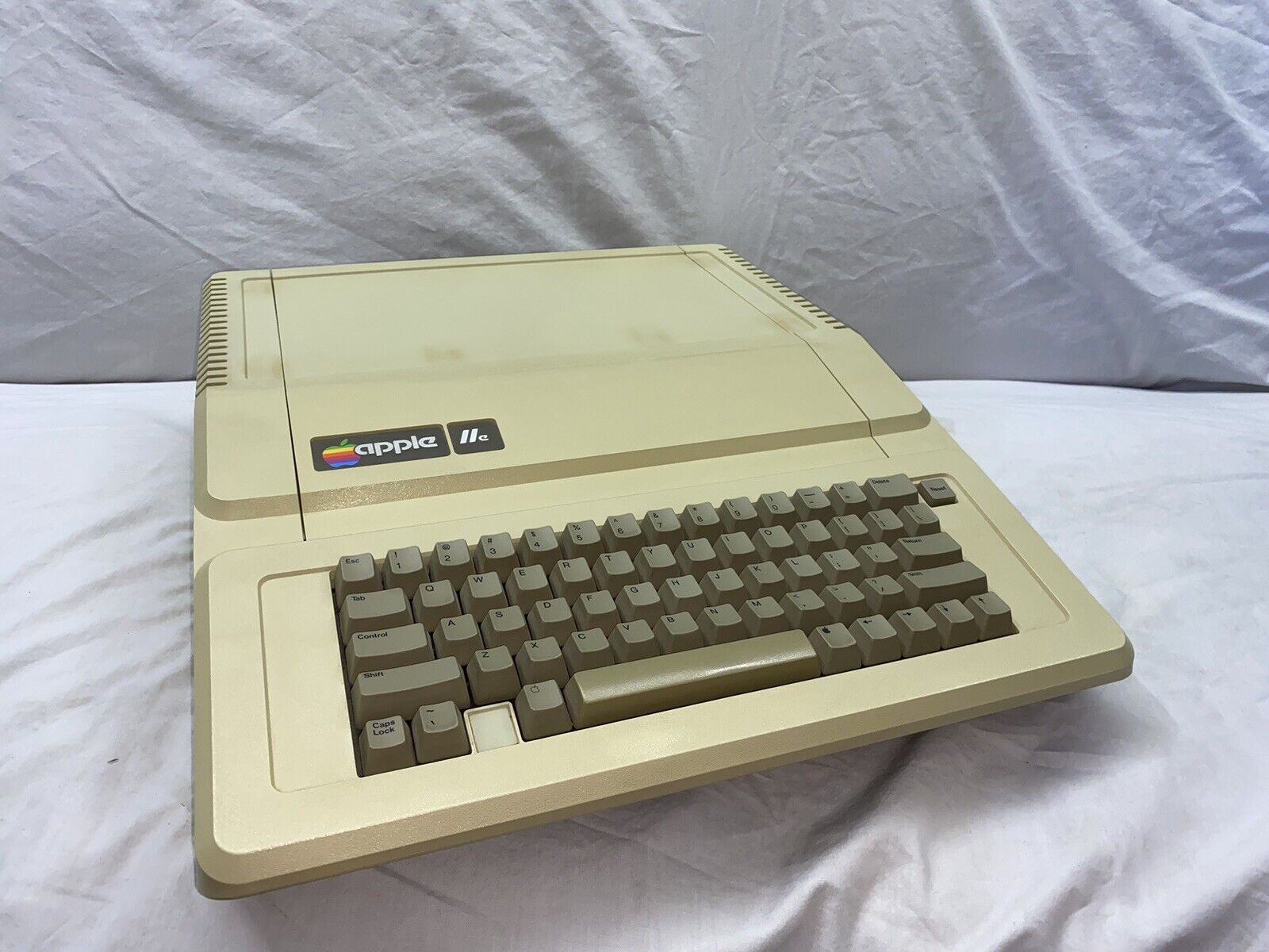 Vintage Apple IIe 2e iie Personal Computer A2S2064 V1718 *TESTED AND WORKING*
