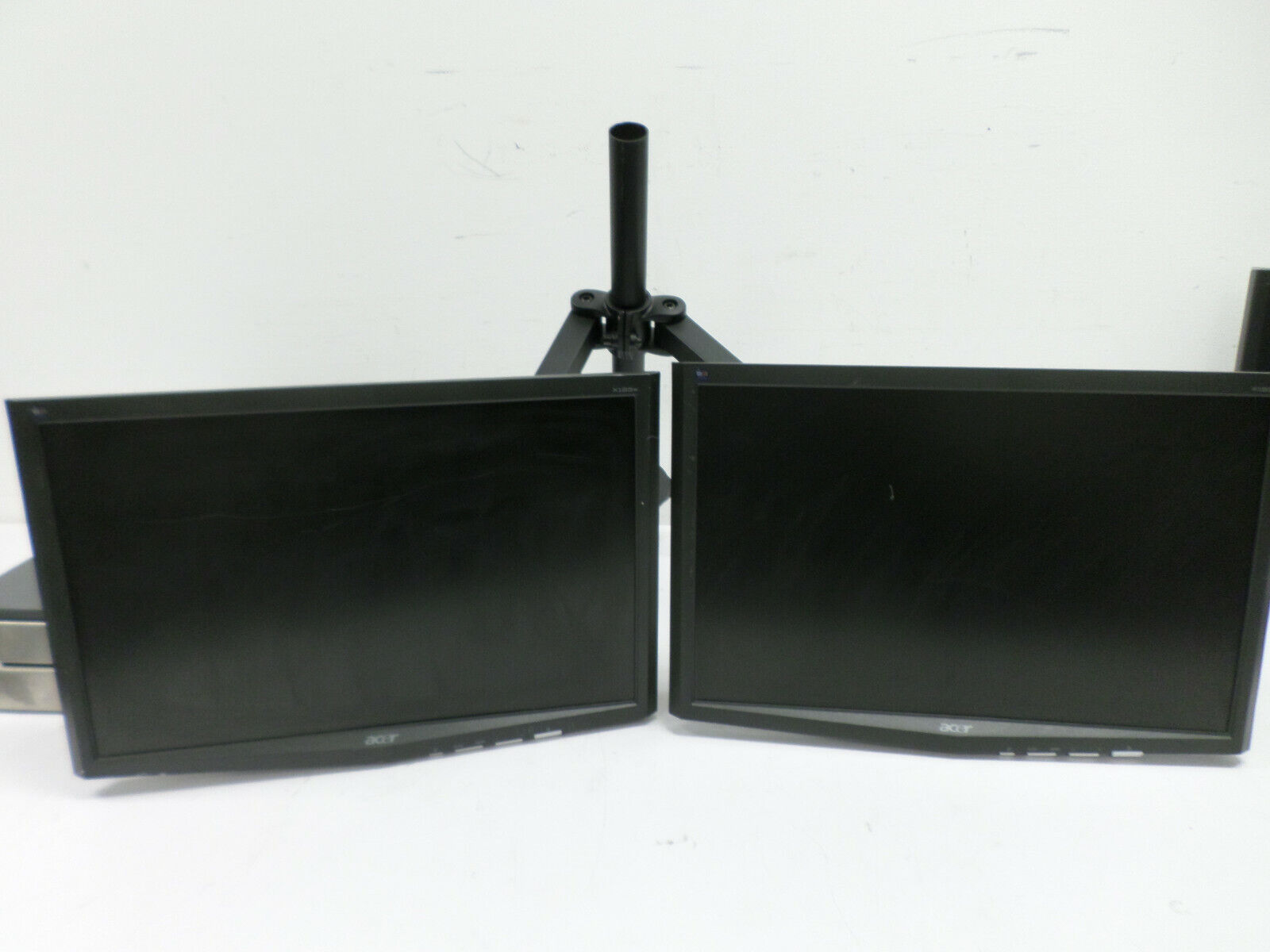 Halter Hex Extendable LCD Monitor Desk Stand 02-1458a w/ 2 x Acer X193w Monitors