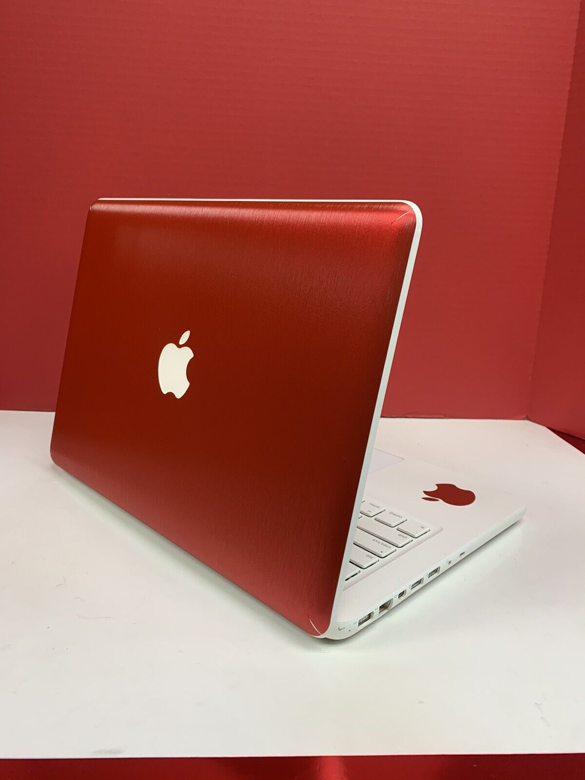 Apple MacBook Unibody 13.3” 2.26GHz intel Core 2 Duo 8GB RAM 256GB SSD