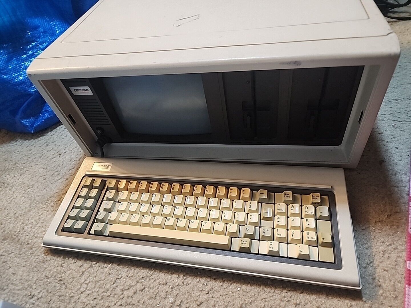 Vintage 1986 Compaq Portable Briefcase Computer powers up but no display