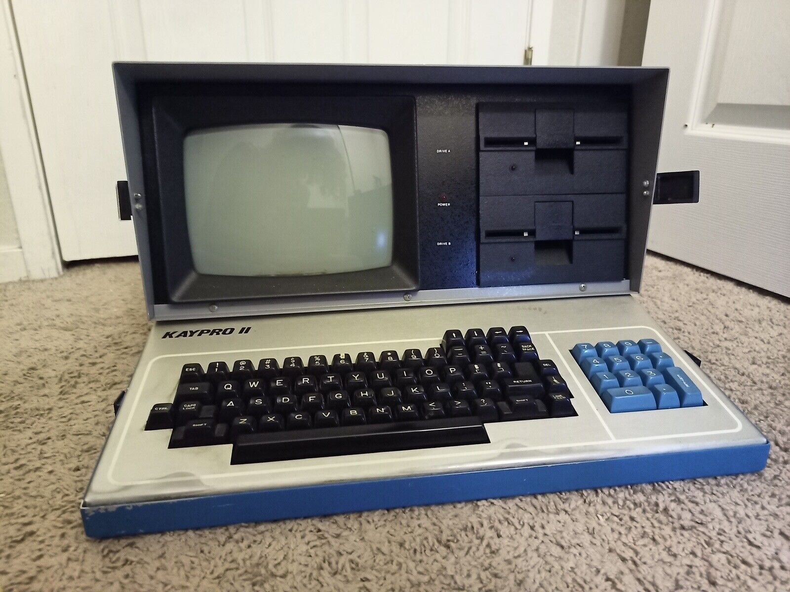 Vintage 1982 Kaypro II 2 Computer Luggable Microcomputer WITH KEYBOARD