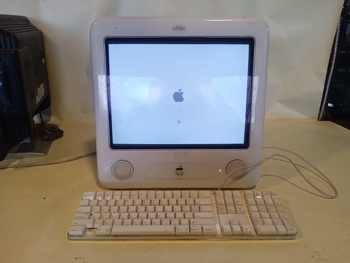 Vintage Apple eMac A1002 All in One Power PC W/ Keyboard & Mouse A1048 FOR PARTS