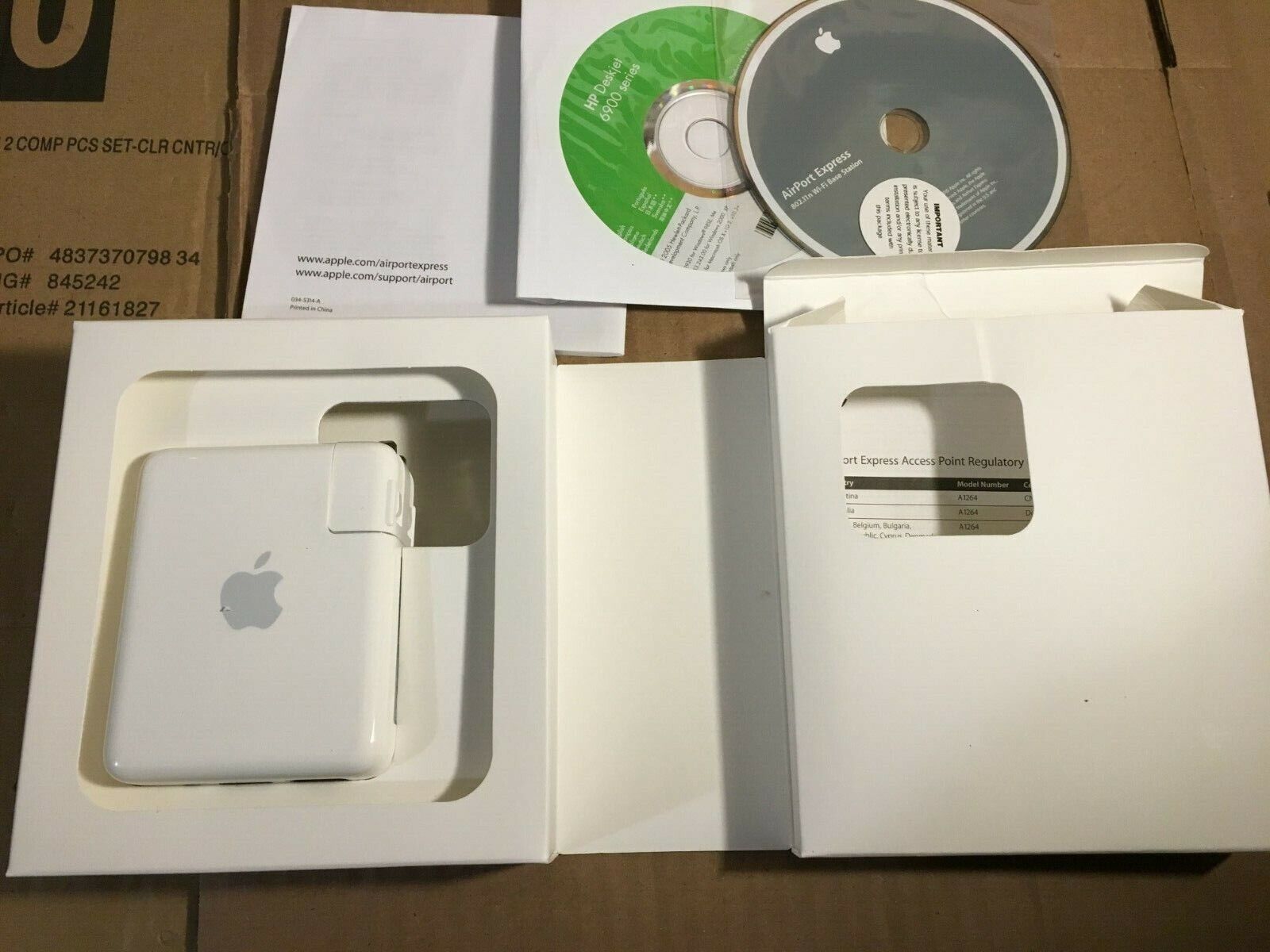 Apple airport express 802.11 in original box near mint cd\'s manual original box