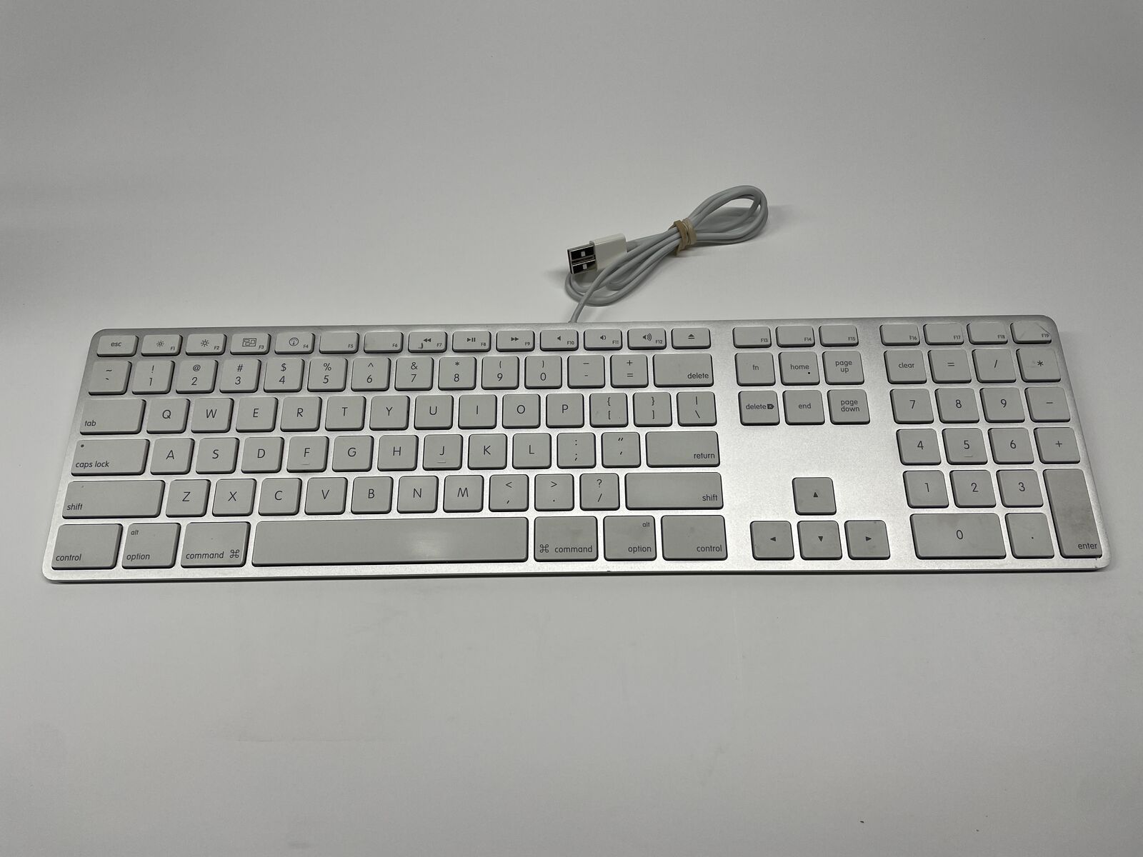 Genuine Apple A1243 Wired Mac Standard USB Keyboard w/ Numeric Keypad , Good