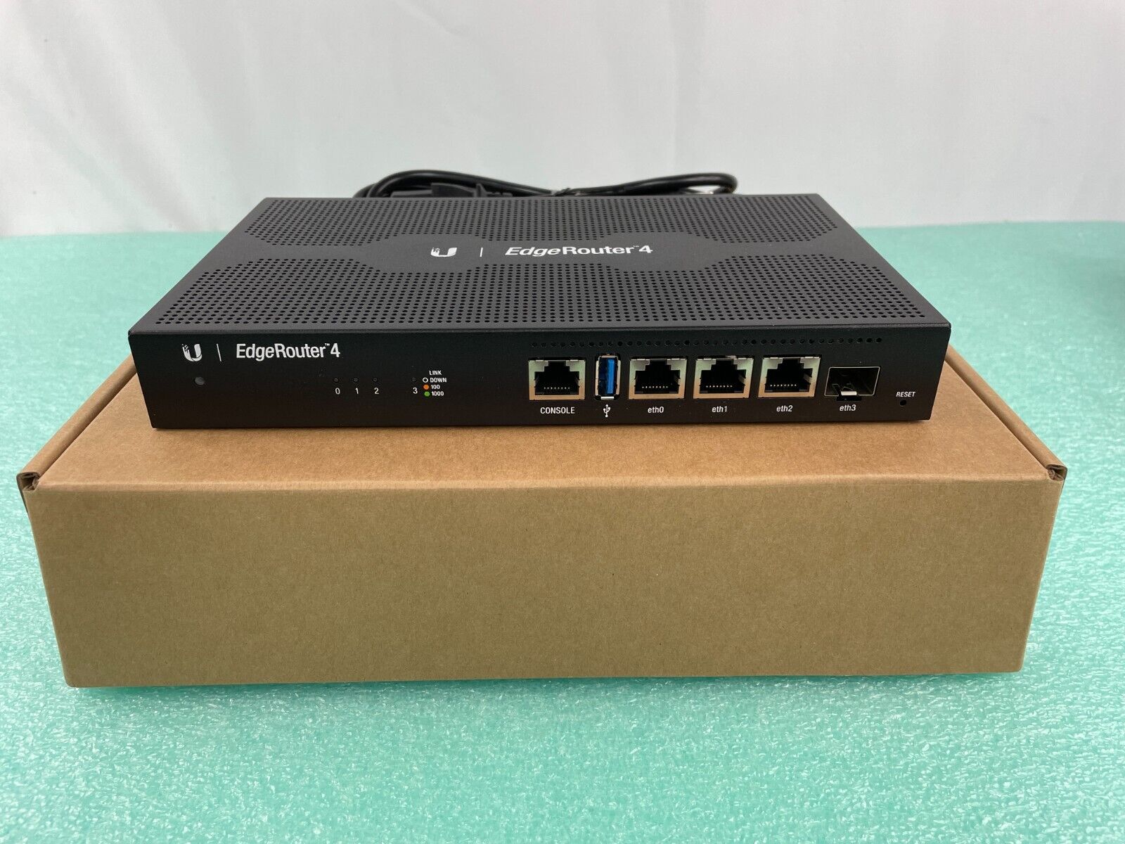 Ubiquiti ER-4 EdgeRouter 4 Port Gigabit Router with 1 x SFP Port