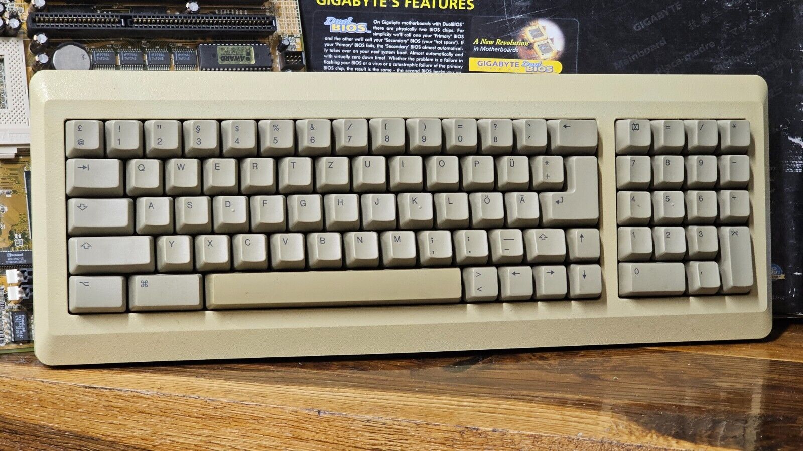 Apple Computer, Inc / VINTAGE KEYBOARD - MODEL NUMBER: M0110A / MADE IN USA