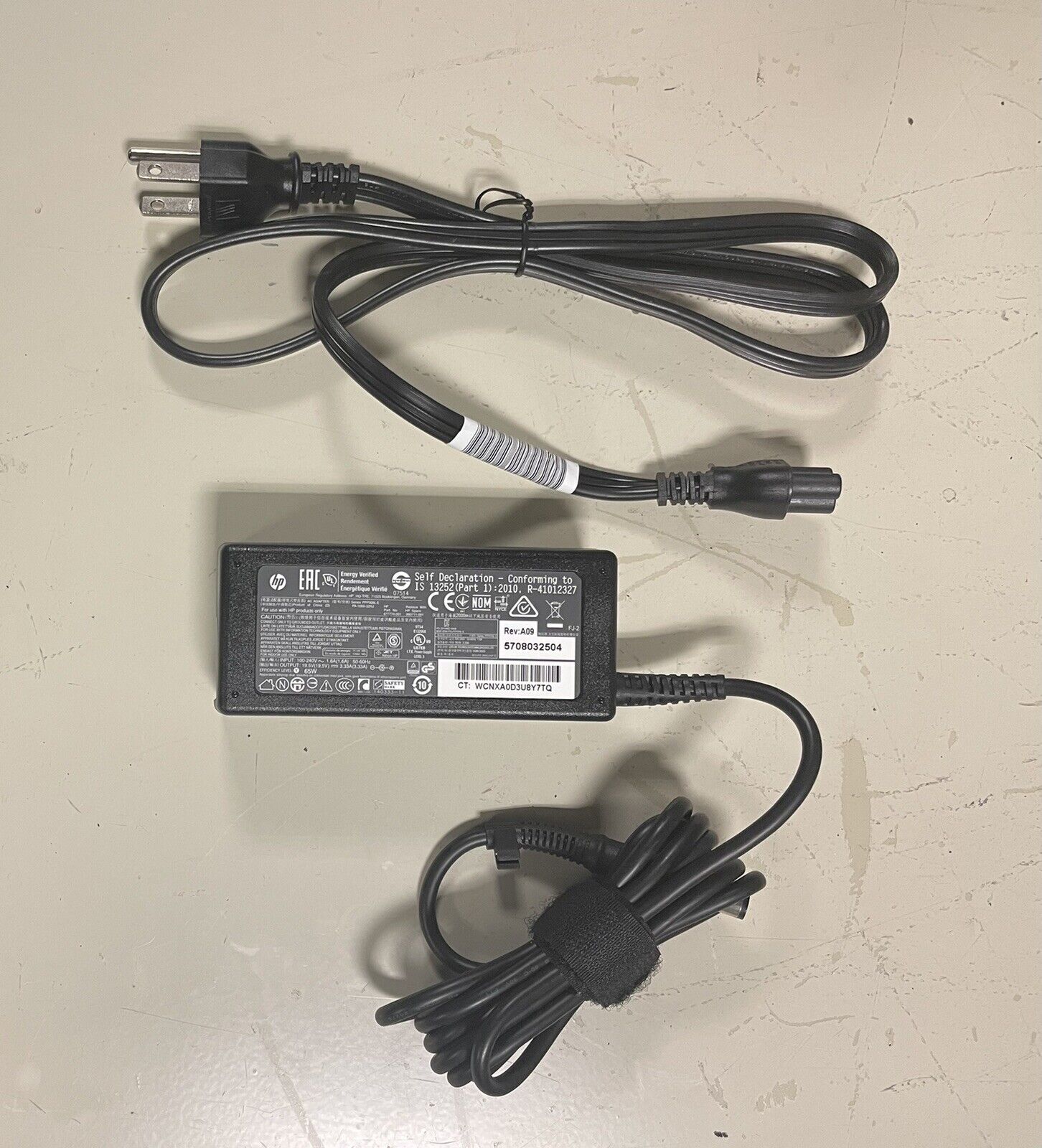 Genuine HP 65W  AC Power Adapter Charger: Part# 677774-001 / Spare # 693711-001