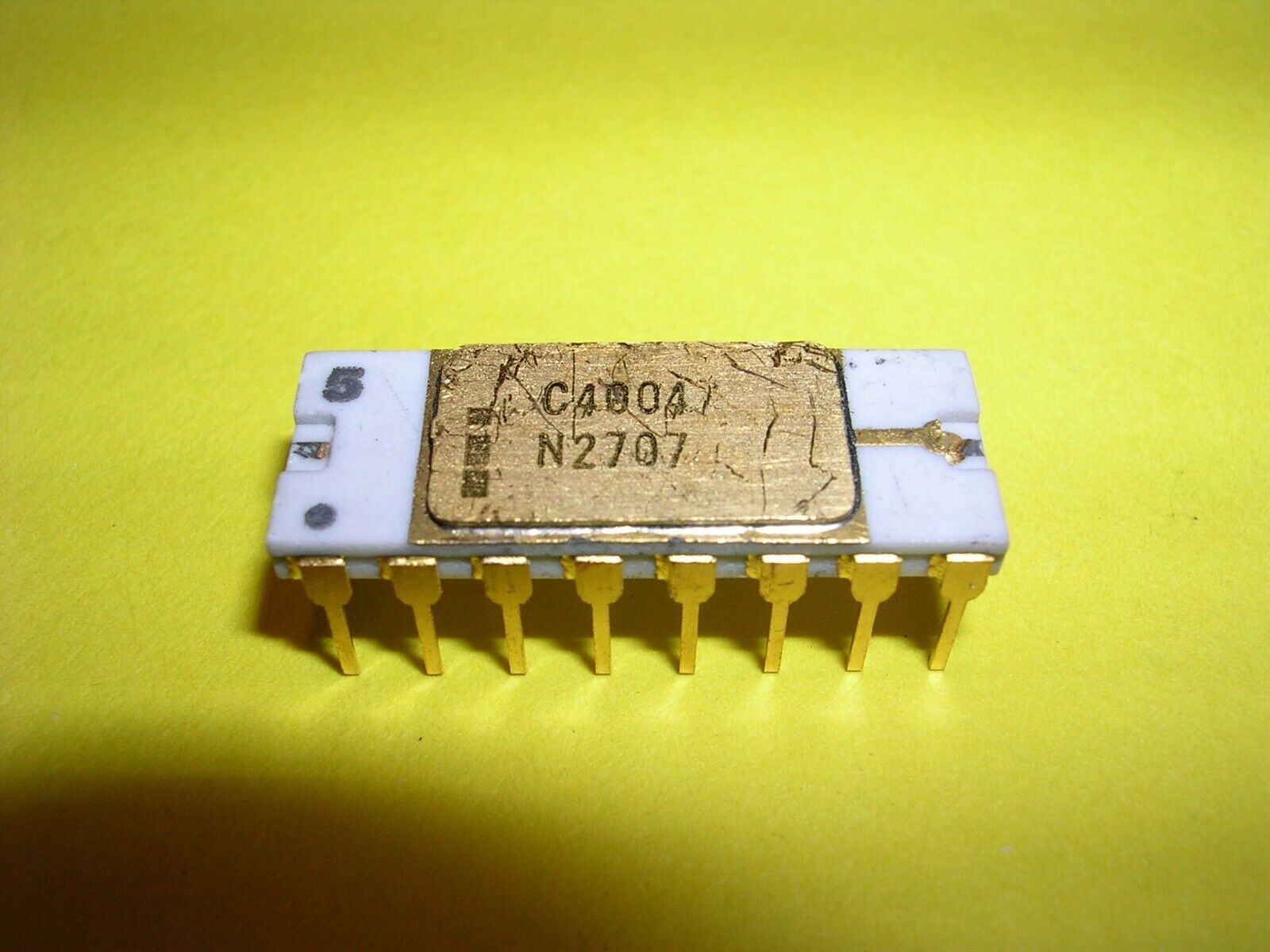 Intel C4004 in White Ceramic Package - World\'s First Microprocessor - Ex. Rare