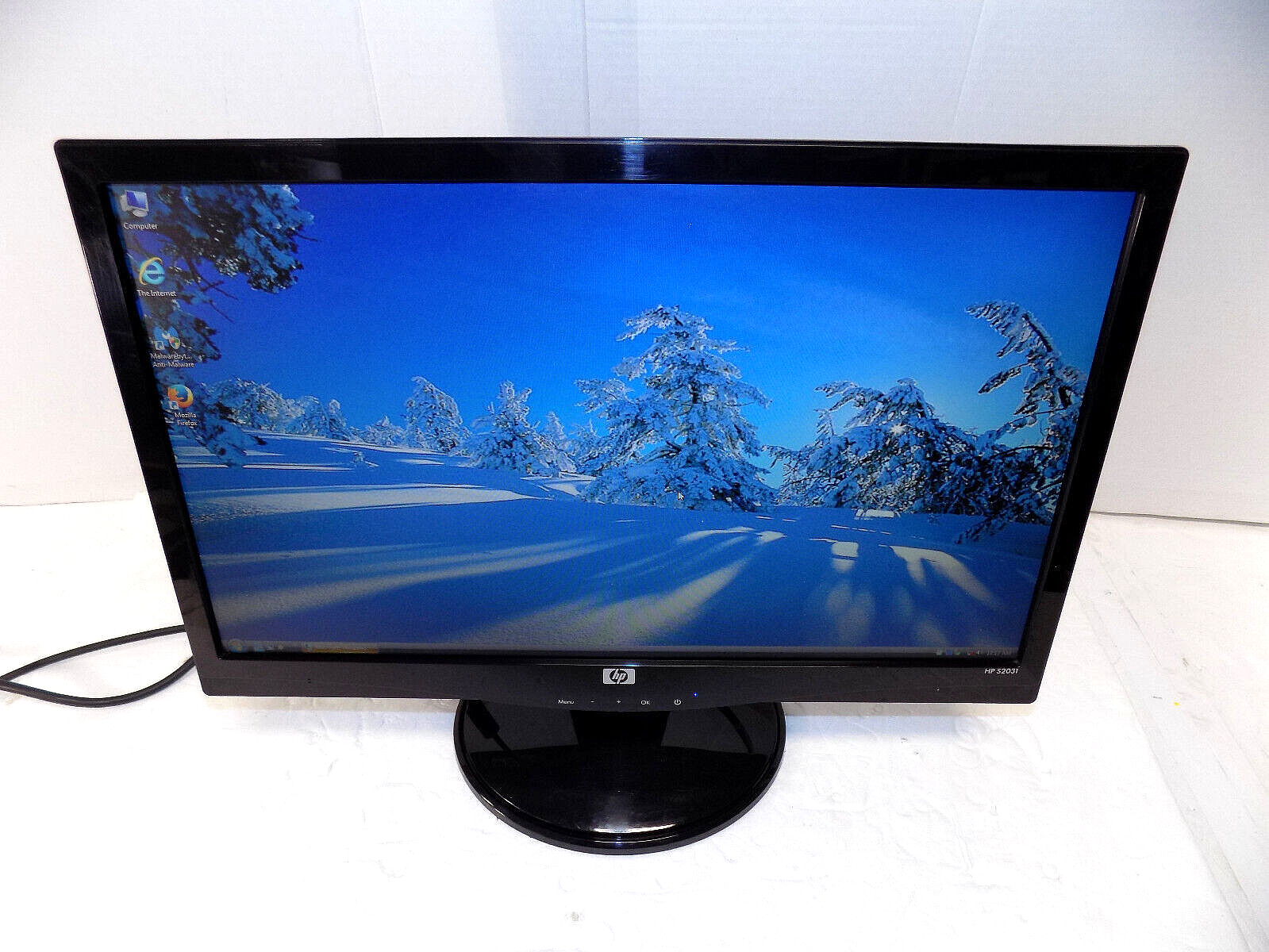 HP S2031 Flat Screen LCD 20 inch Computer Monitor with Cables