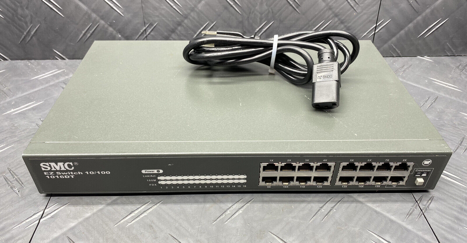 SMC Networks Switch EZNET16SW 16-Ports 10/100 + Cable