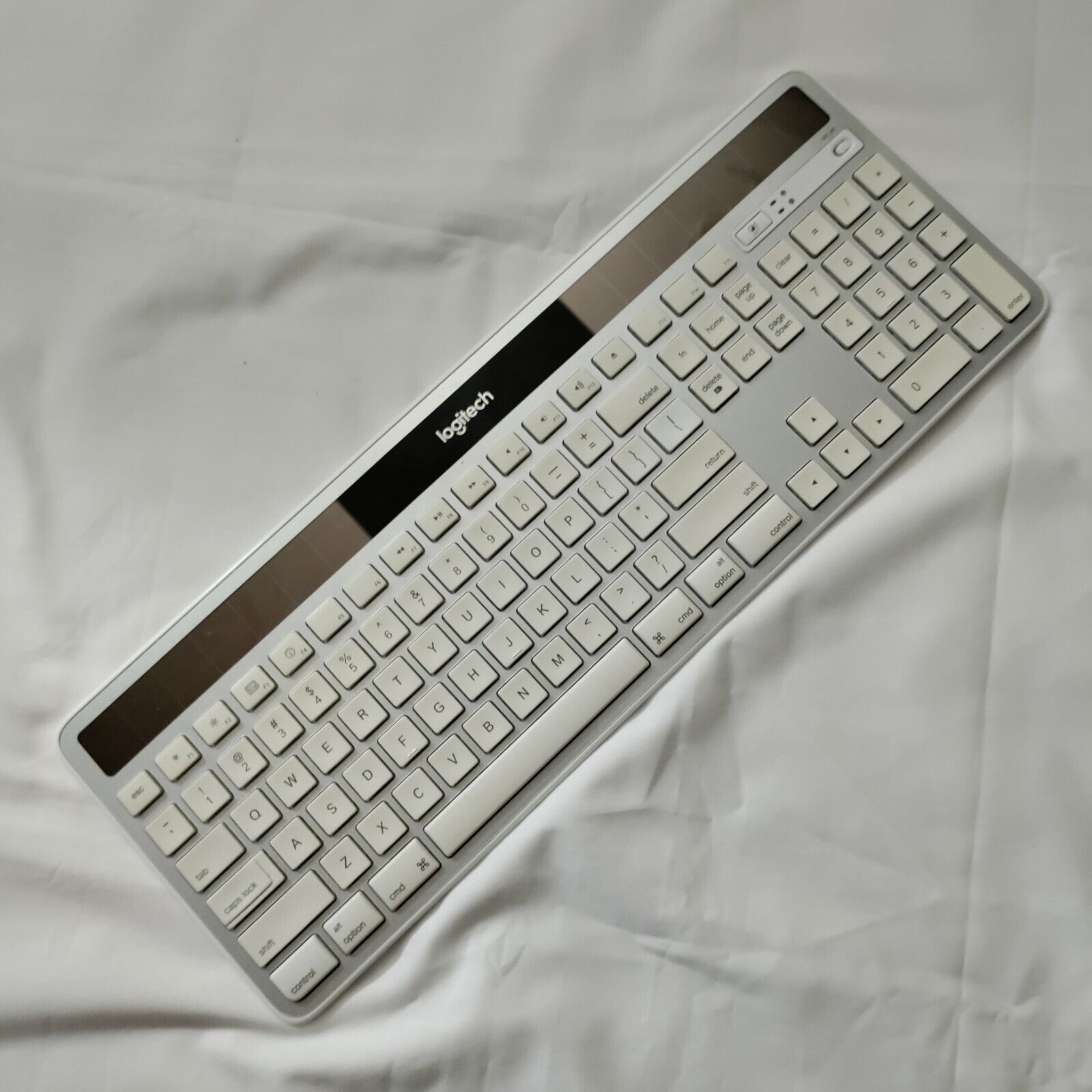 Logitech K750 Wireless Solar Keyboard for MAC works well on PC w/ USB Receiver