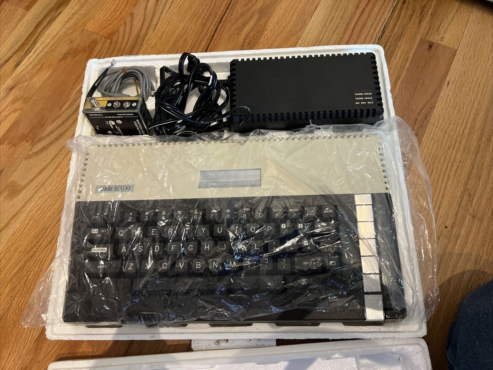 Atari 800xl NEW cond.  Mechanical Keyboard.  OEM Box