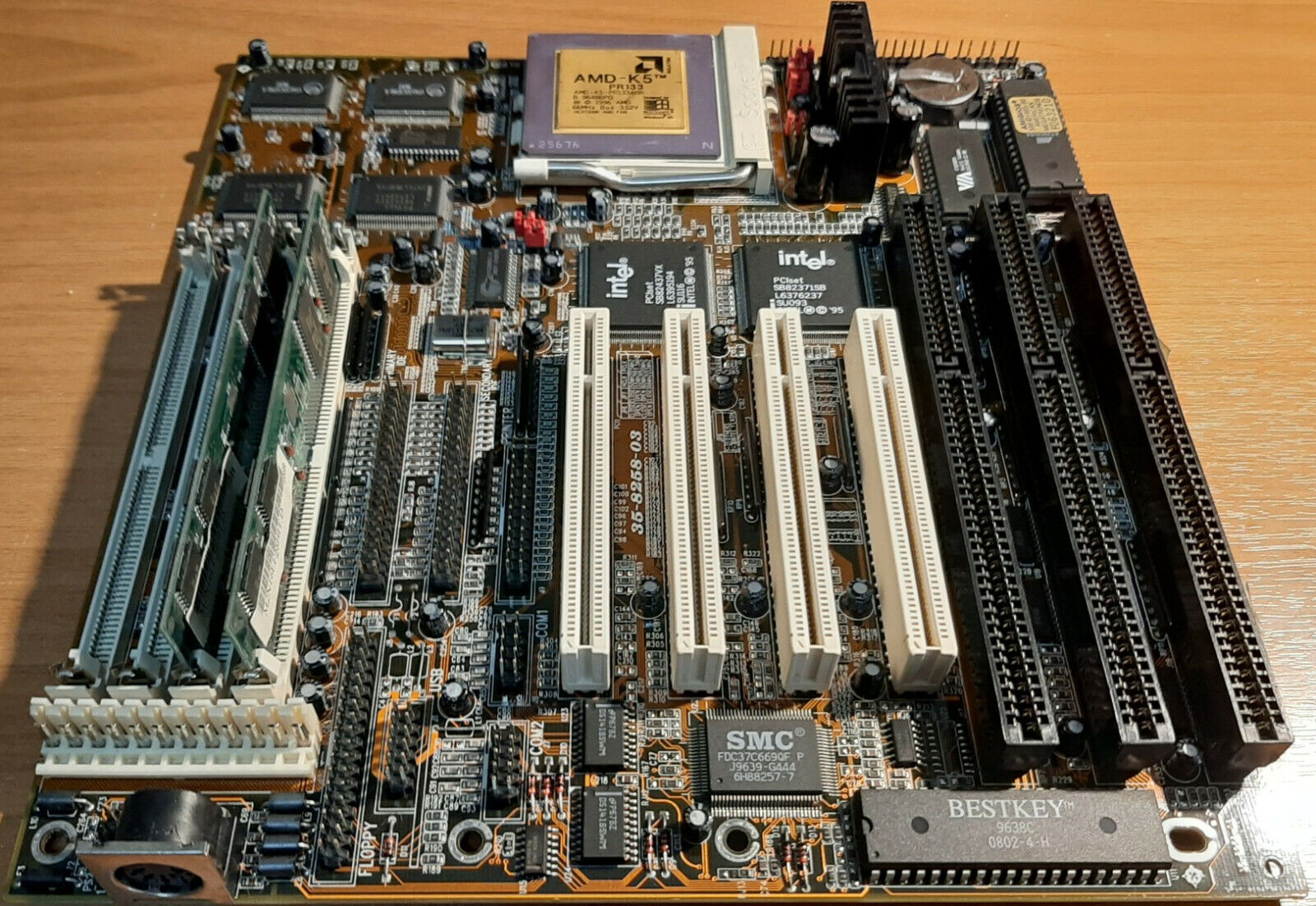PC PARTNER 35-8258-03 SOCKET 7 + AMD - K5-PR133ABR + 32MB Ram