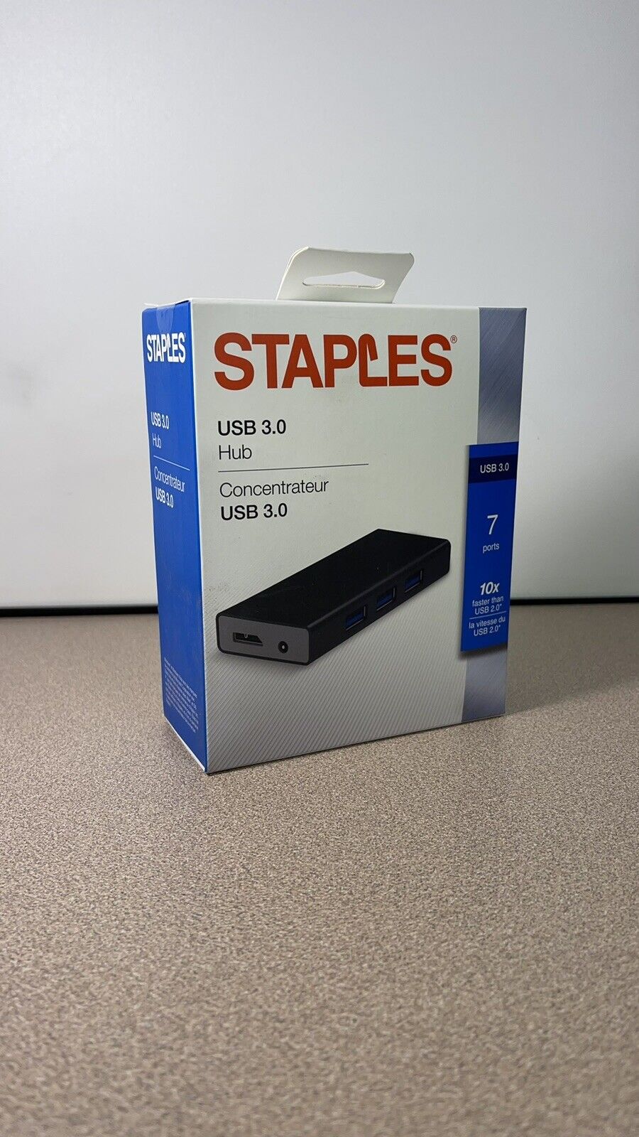 Staples USB 3.0 Hub 7 Port, New In Box. FAST, 