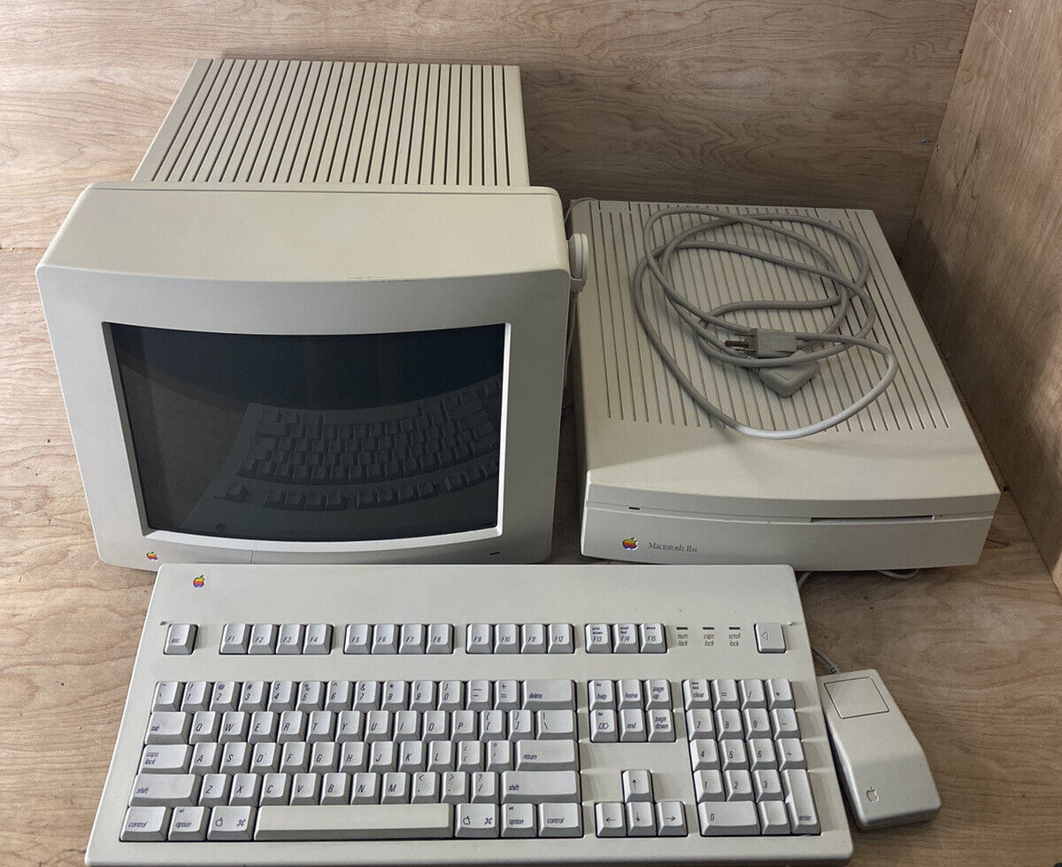 Vintage Apple Machintosh iisi /w Monitor, Keyboard, Mouse