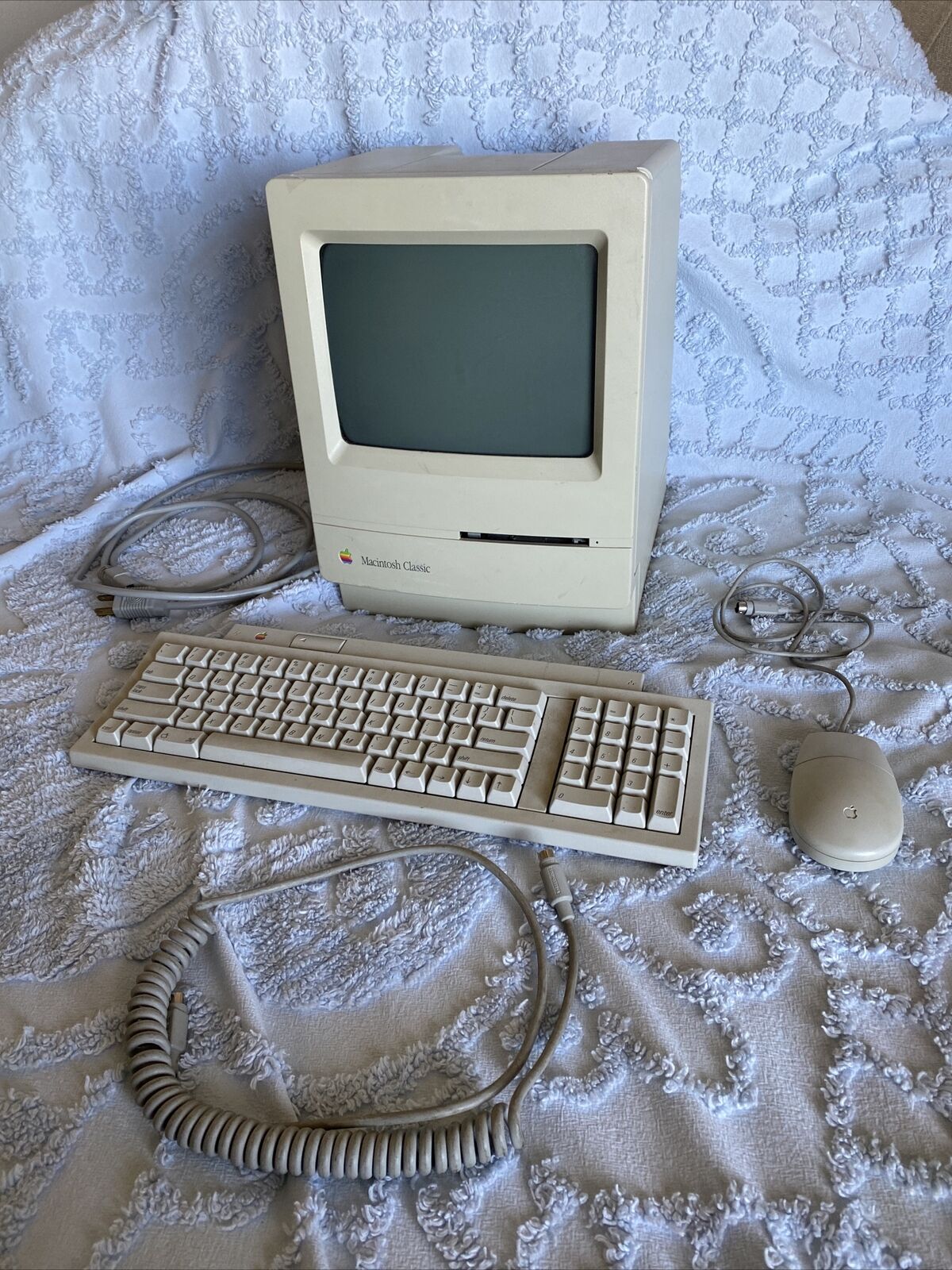 Vintage APPLE Macintosh Classic M0420 Computer 1991 with Keyboard and Mouse