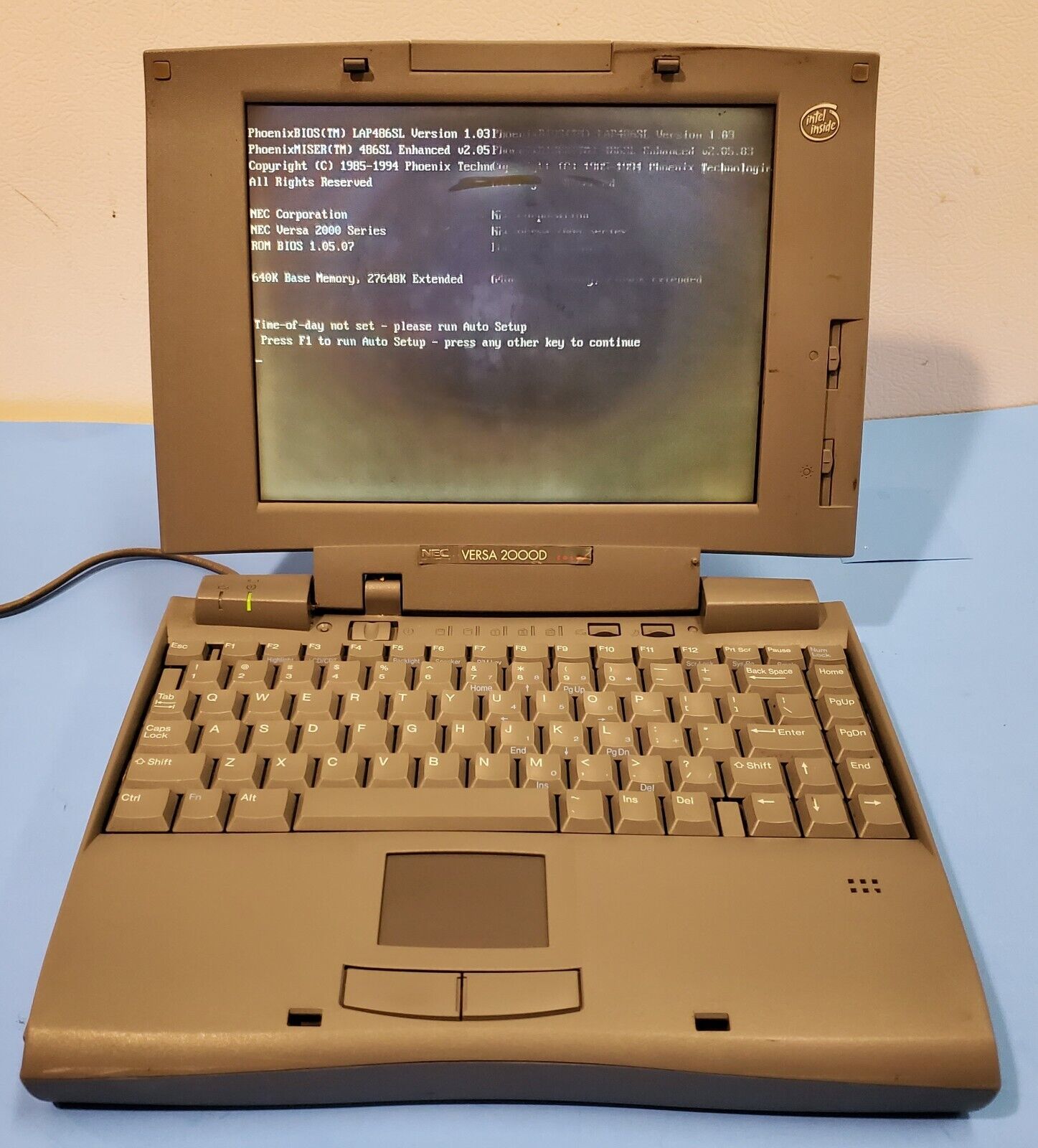 VINTAGE NEC Versa 2000D Laptop Computer  - Powers On - Sold As Is