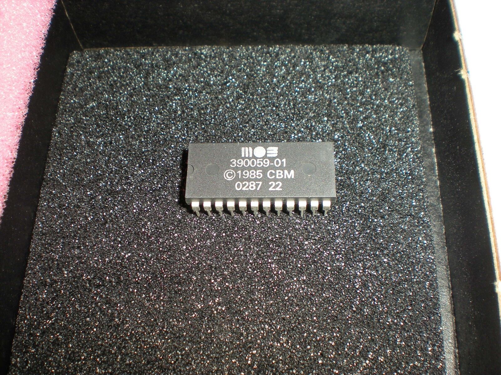 MOS 390059-01 character rom IC 40-column chip for Commodore 128