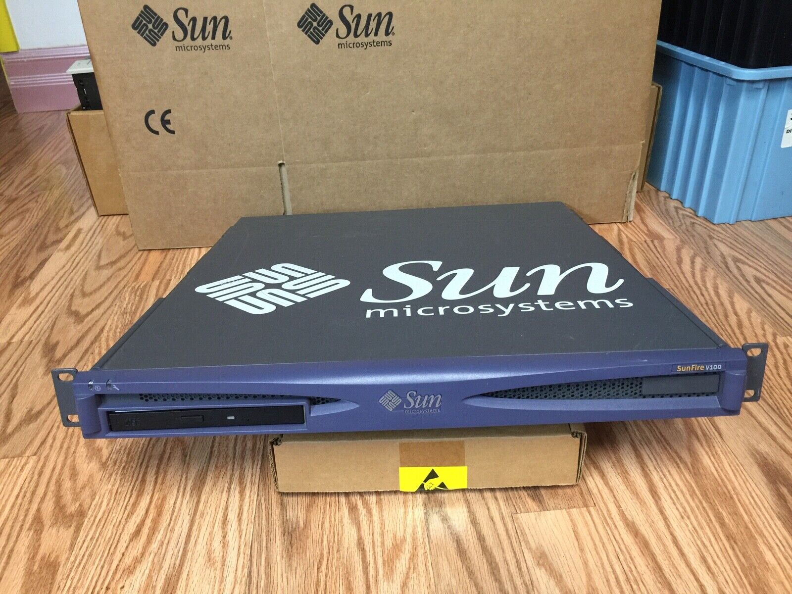 SunFire N19 V100 650Mhz ,2gbRAM,80gbHDD, DVD, RACKMOUNT-kit , Test-PASS