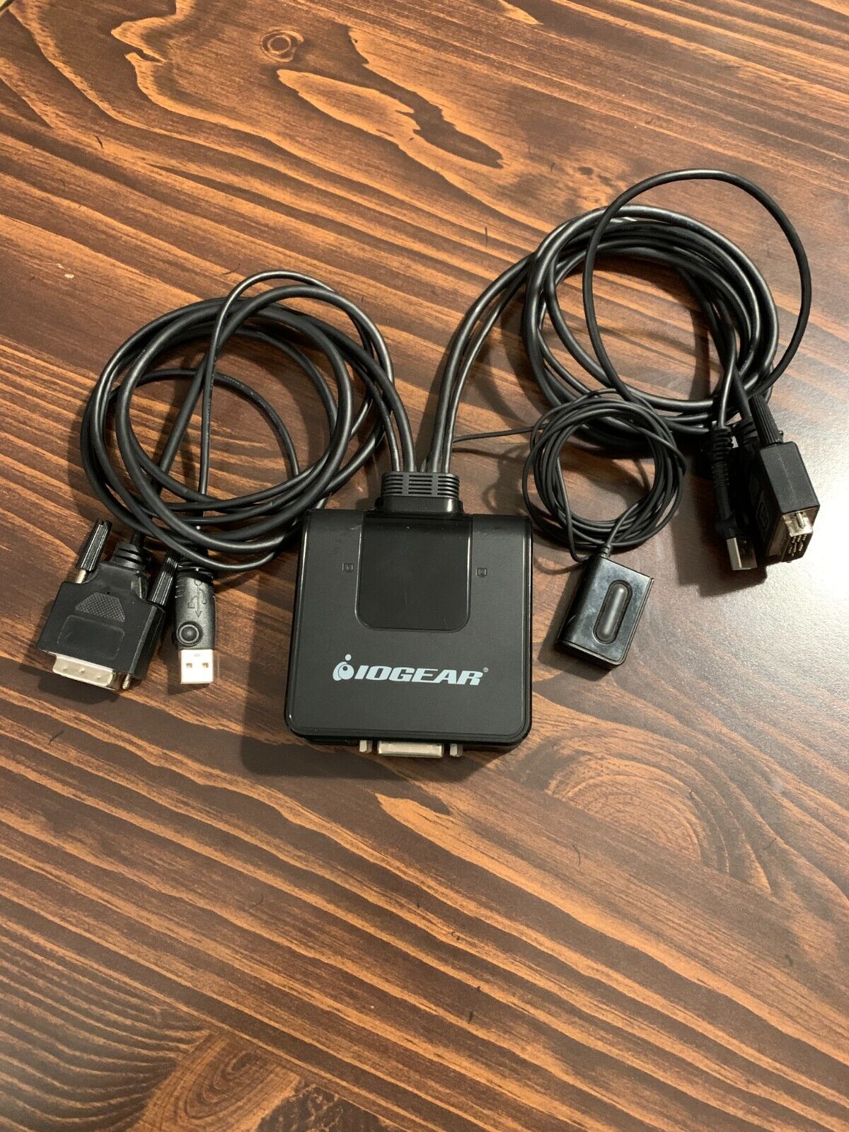 Iogear 2-Port USB DVI Cable KVM Switch GCS922U - Manage two DVI computers