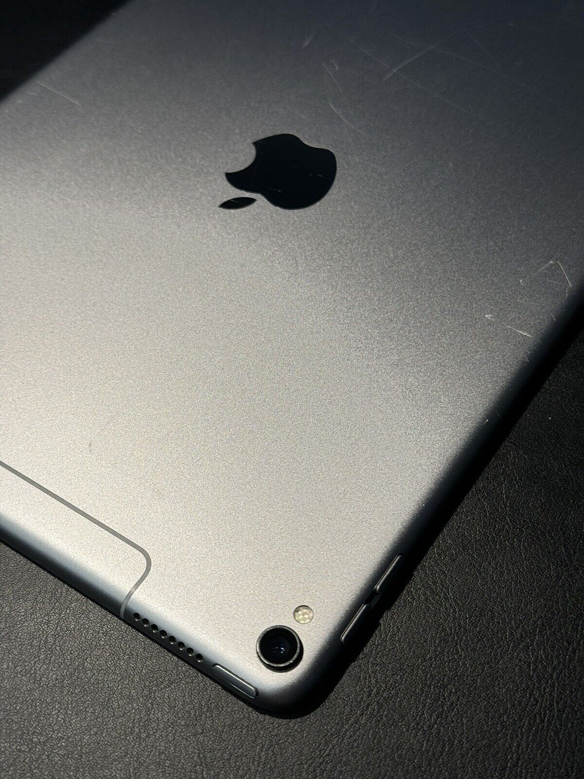 Apple iPad Pro 1st Gen. 64GB, Wi-Fi + 4G (Unlocked), 10.5 in - Space Gray Broken