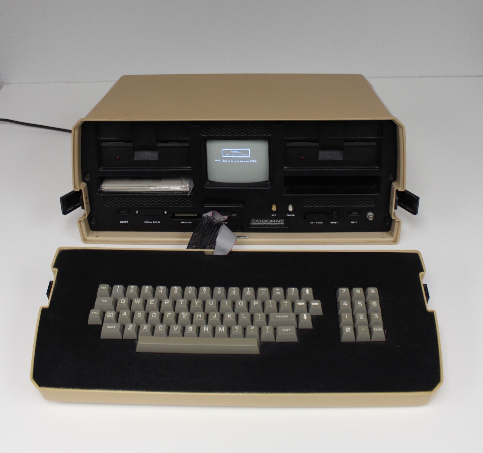 THE Osborne 1 Computer Serial # A00025 - LOWEST KNOWN SERIAL NUMBER IN EXISTENCE