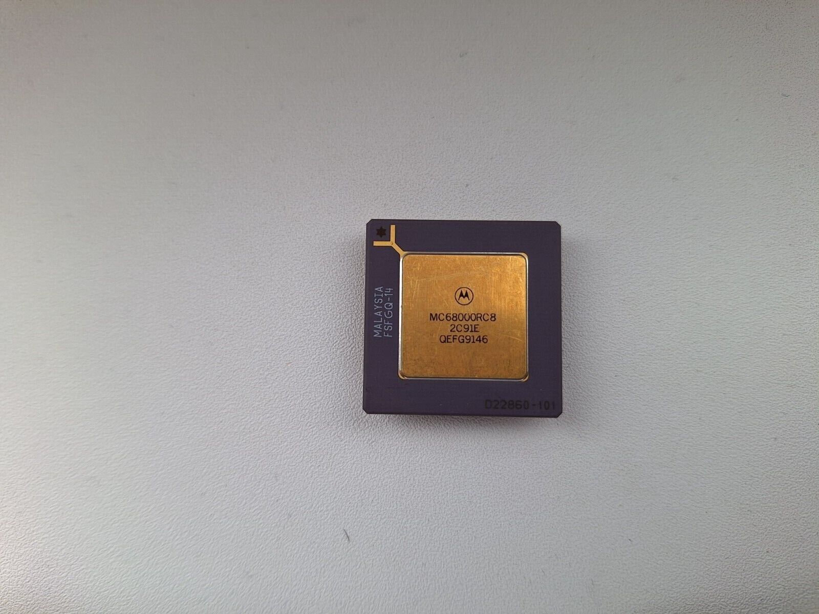 Motorola MC68000RC8 mask 2C91E 4C91E 0B26M 68000 vintage CPU GOLD