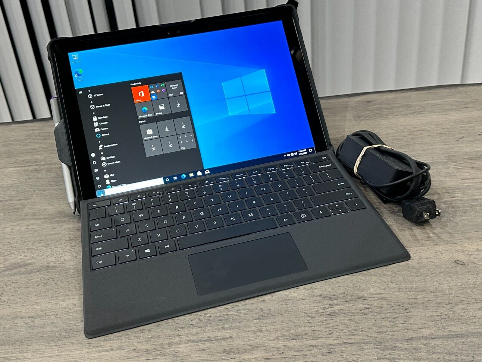 Microsoft Surface Pro 5 (8GB ,Intel I5-7300u , 256GB) Laptop Win 10 Pro W/PEN