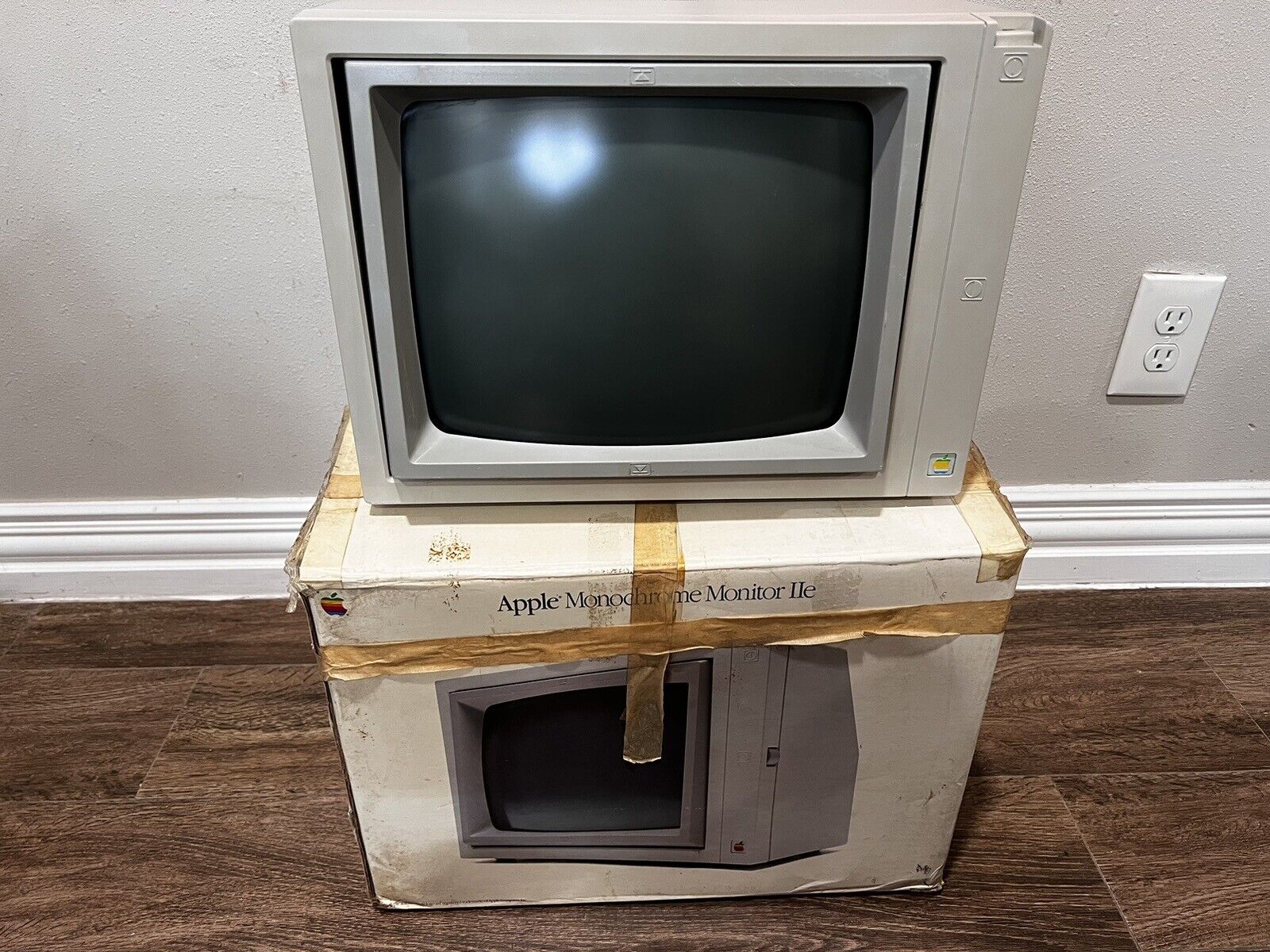 Vintage Apple Monochrome Monitor IIe Model A2M6017 Platinum Working w/ Box