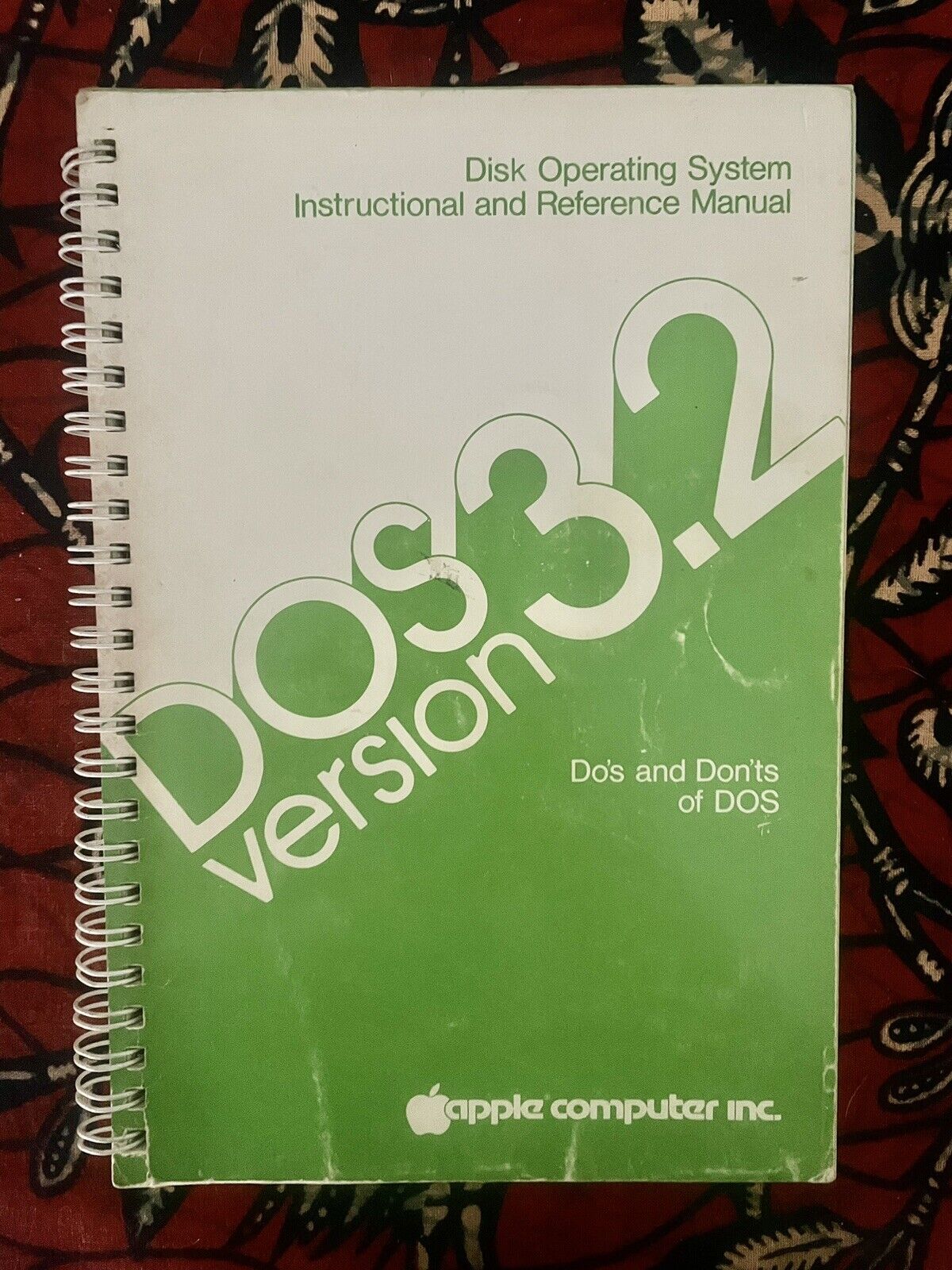 Apple Computer Inc. DOS 3.2 Version. Do’s Don’ts Manual Reference Card Included