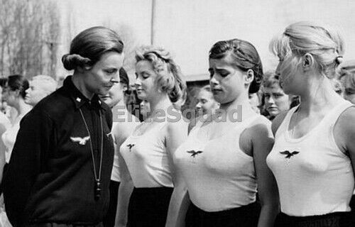 WW2 Photo Picture Young women of Bund Deutscher Mädel League of German...