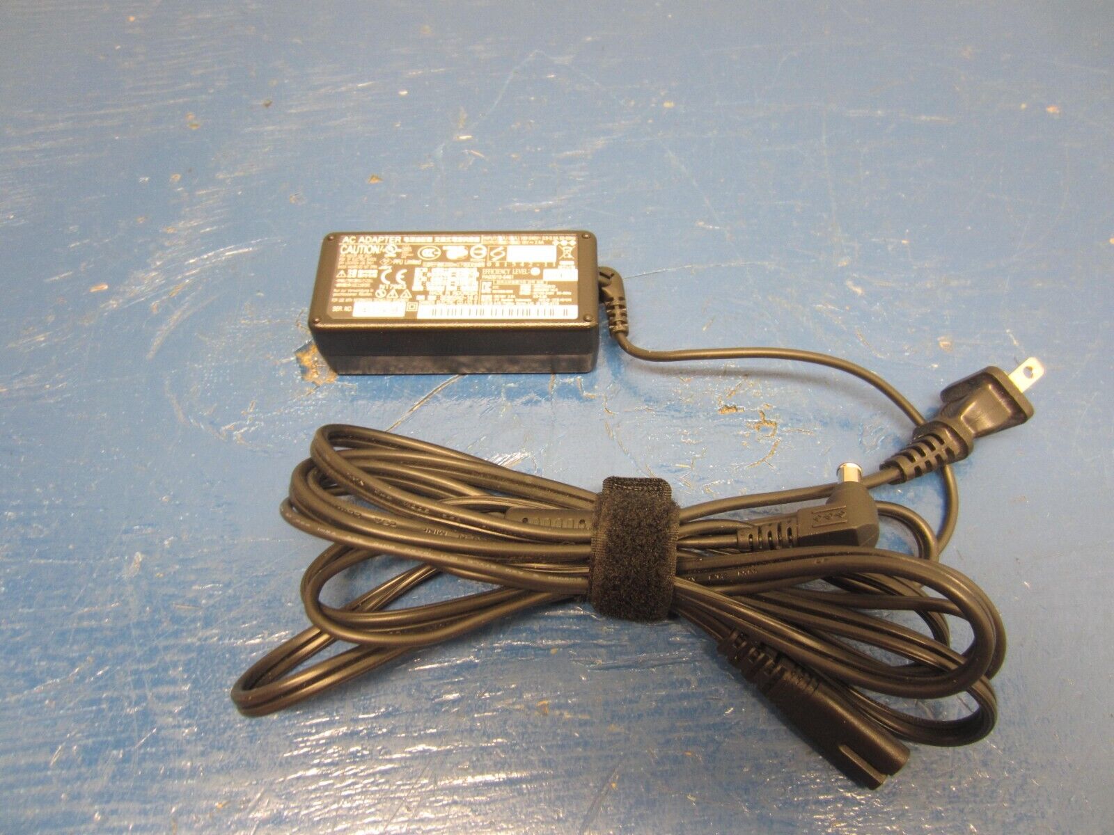 Genuine Fujitsu Power Supply AC Adapter 16V 2.5A 40W PA03656-K949