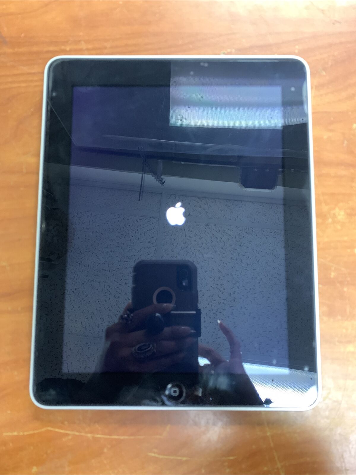 Apple iPad 1 Model A1219 (2010) Silver Wi-Fi  64 GB 9.7 Screen 