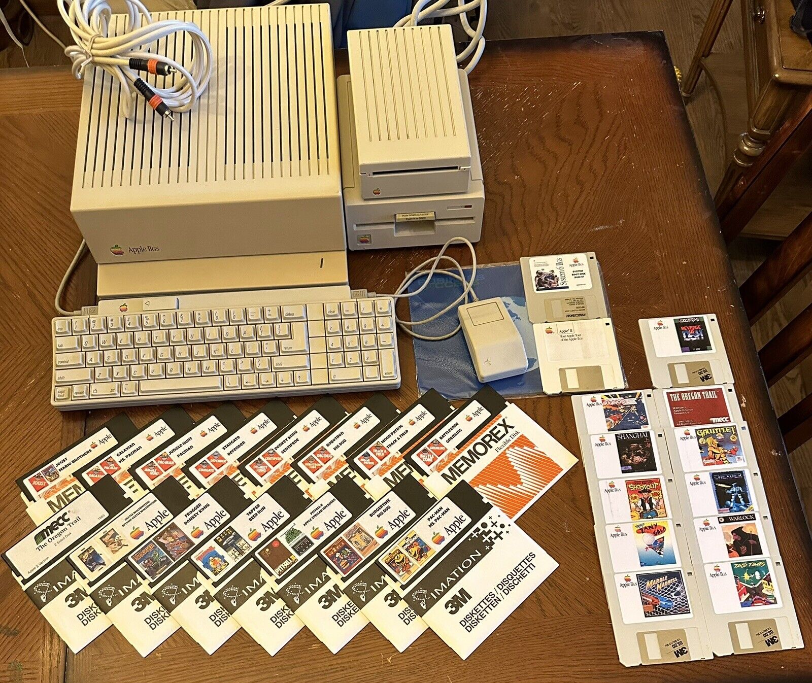 Vintage Apple IIGS Computer A2S6000 Monitor Keyboard Floppy Drives Mouse Games