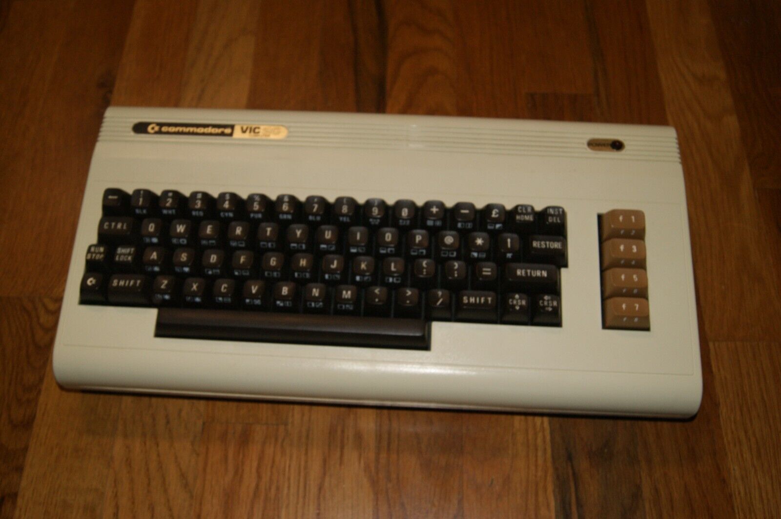 Vintage Commodore VIC 20 Computer-for parts or repair Untested