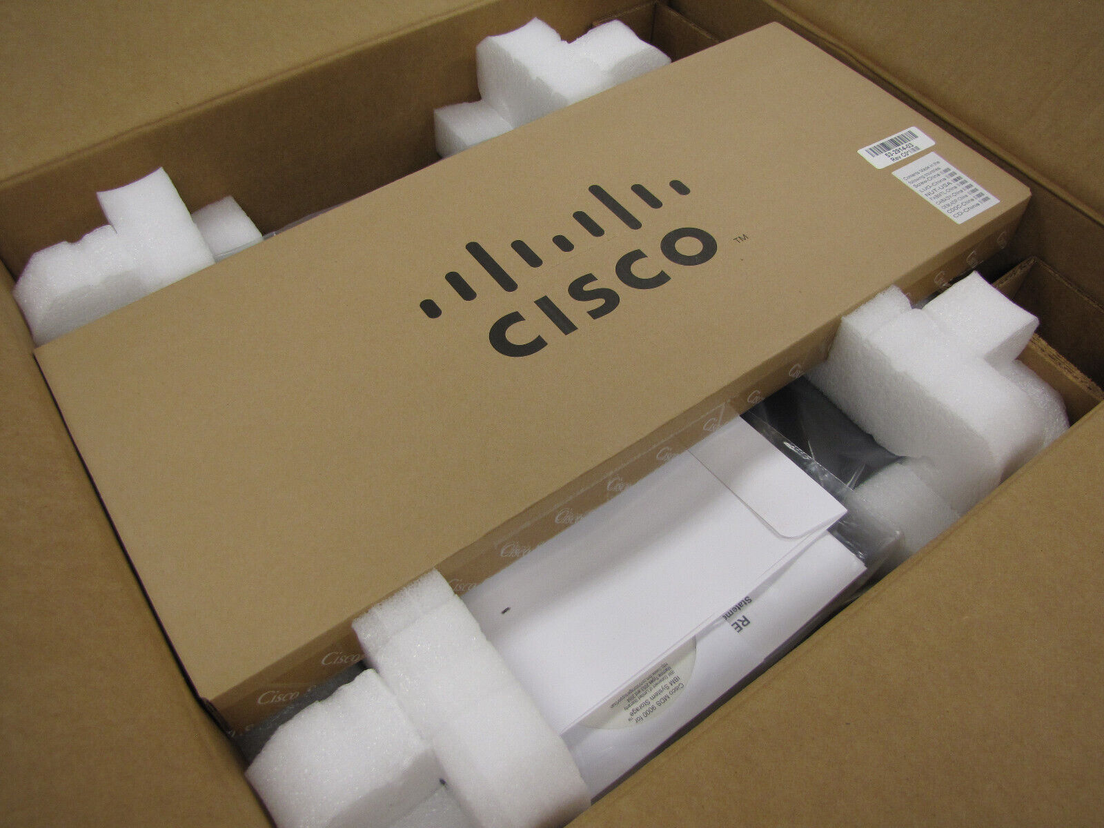 Cisco MDS 9124 24-Port Multilayer Fabric Switch DS-C9124-K9 V04 - NEW in box