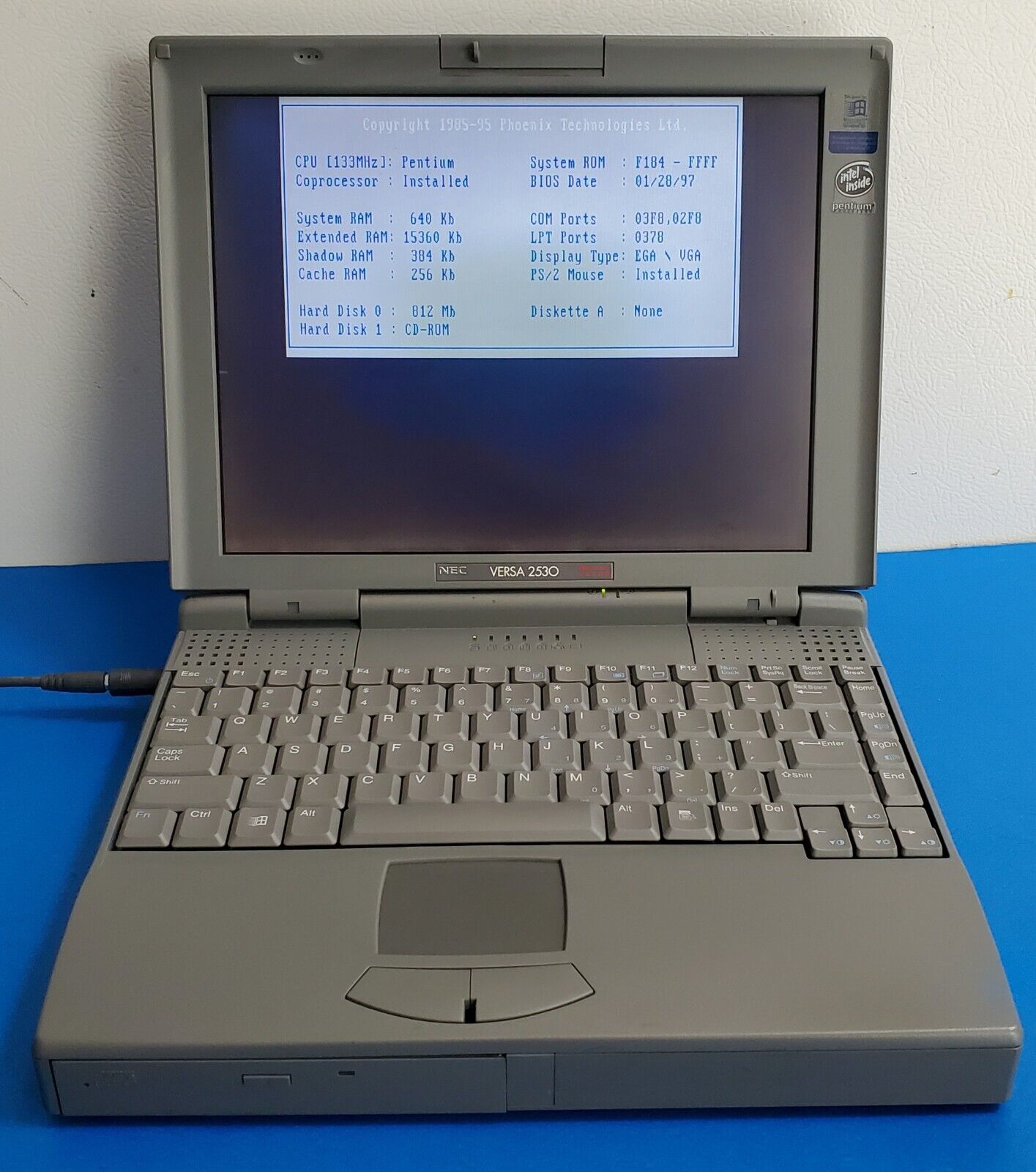 VINTAGE NEC Versa 2530 Model PC-6580 Pentium Laptop Computer Retro - Powers On