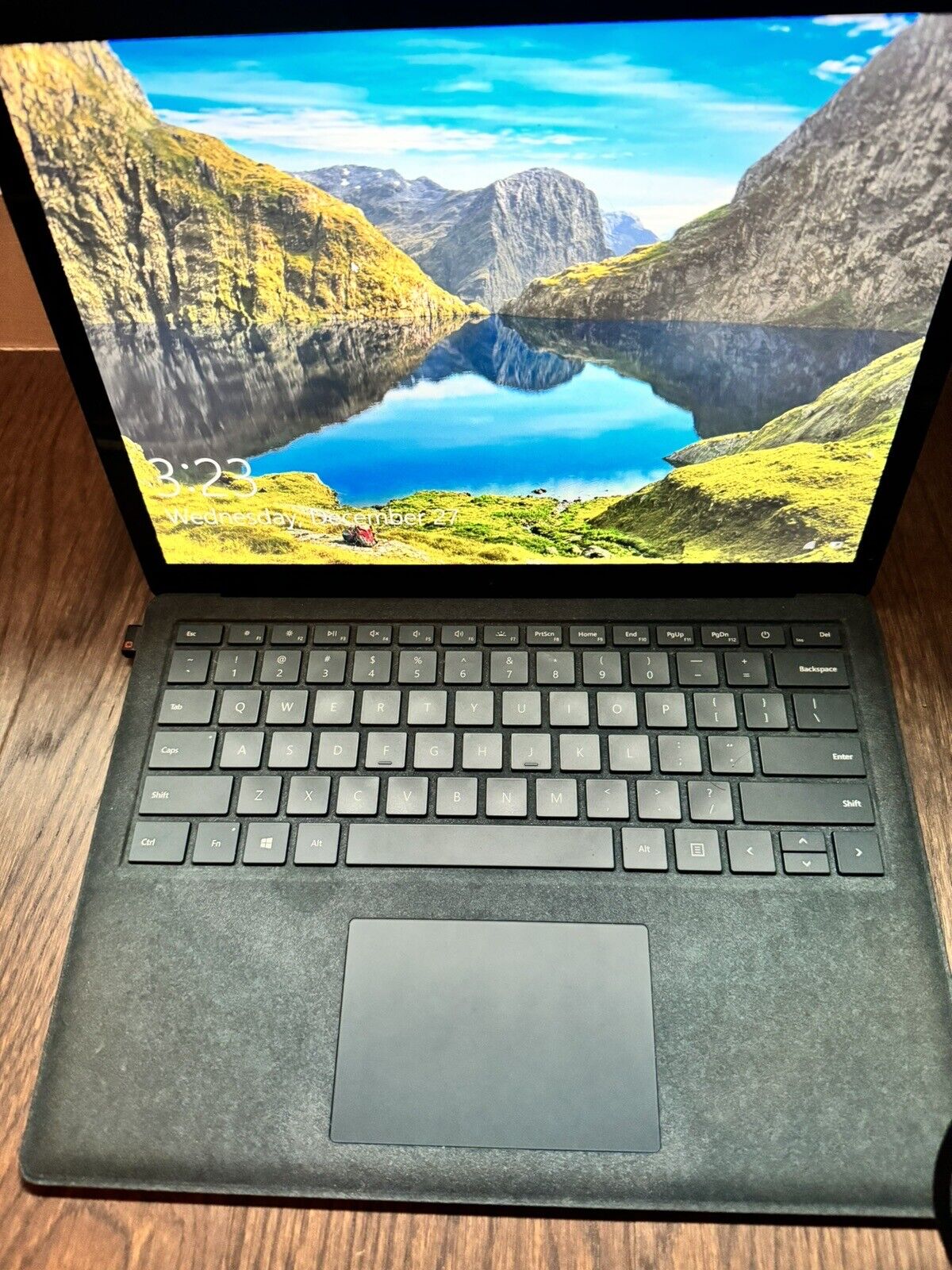 Microsoft Surface Laptop 13.5 inch (256 GB, Intel Core i5 7th Gen., 2.50 GHz,, 8