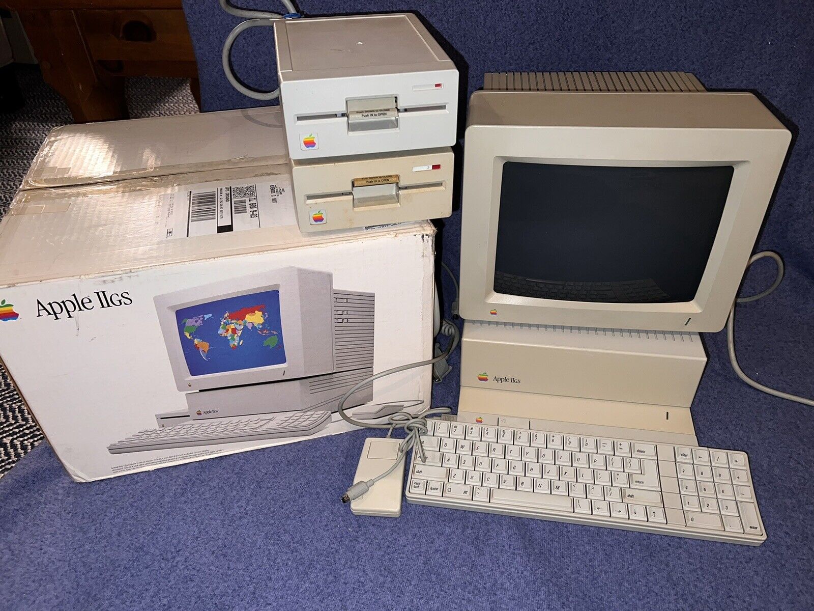 🍏 Apple IIGS Model A2S6000 with Color RGB Monitor, 2-Drives 5.25, More Working